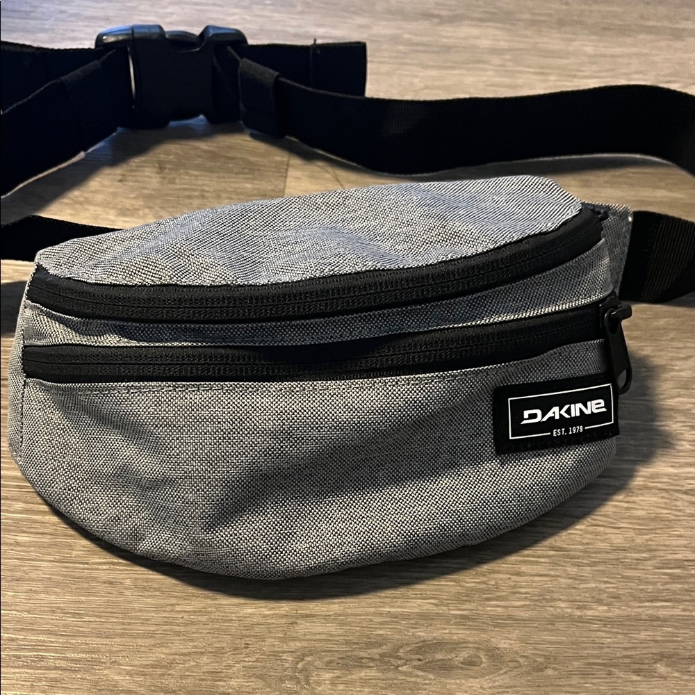 Dakine Black and Gray Belt Bag